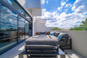 Elegant 3BR Apt -Bondi Junction & Stunning Skyline, Sydney